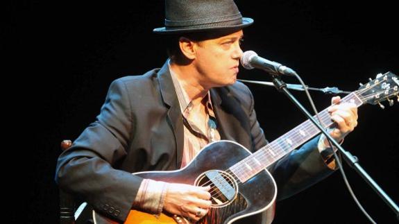 El músico Santiago Auserón con su guitarra durante un concierto.