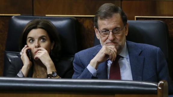 Mariano Rajoy y Soraya Sáenz de Santamaría, en el pleno celebrado este martes en el Congreso. 