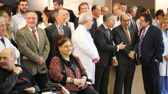 Urkullu, con el consejero Darpón y otros responsables sanitarios. 