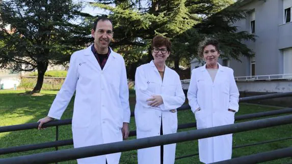 Fermín Moreno, Myriam Barandiaran y Begoña Indakoetexea, médicos neurólogos del Hospital Universitario Donostia. 