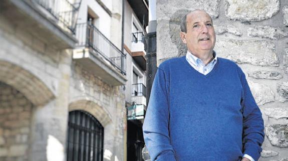 Ernesto Argote posa en una de las calles céntricas de Treviño. 