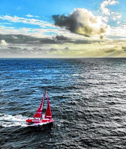 Fotografía de una de las embarcaciones participantes en la vuelta al mundo a vela Volvo Ocean Race, a su paso por el Punto Nemo, en 2015.