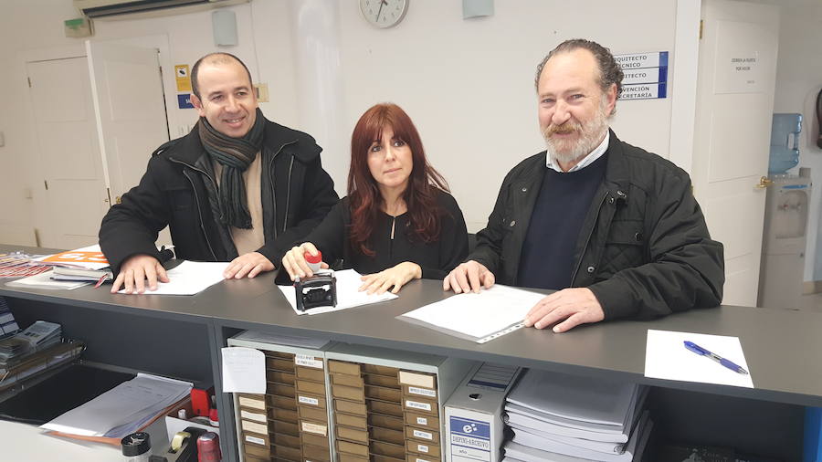 Modesto Fernández (C's), Ana Belén Martínez (PSOE) y Jesús Cámara (IU) en el momento en que regisraban la moción de censura contra el alcalde del PP. 