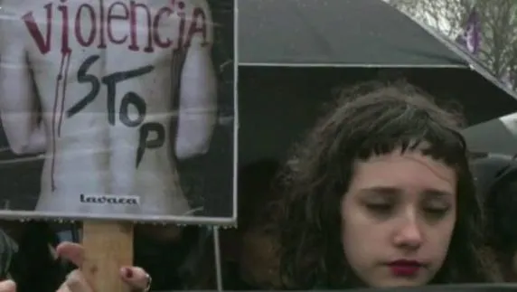 Una mujer porta una pancarta durante una manifestación contra la violencia machista celebrada este miércoles en Argentina.