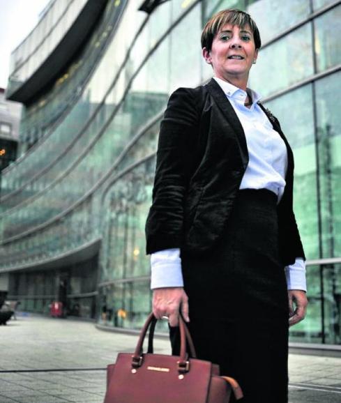 La consejera Arantxa Tapia a la puertas de una de las sedes del Gobierno vasco en Bilbao.