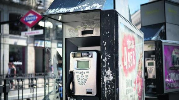 Estado de una de las cabinas que todavía resisten en el centro de Madrid, en plena Puerta del Sol. 