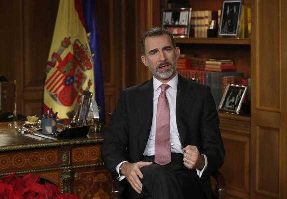 Felipe VI, durante la retransmisión del discurso.