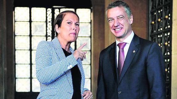 La presidenta de Navarra, Uxue Barkos, con el lehendakari, Iñigo Urkullu, en una reunión en 2015.