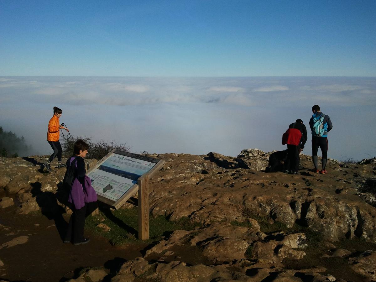 El Pagasarri, con un mar de nubes.