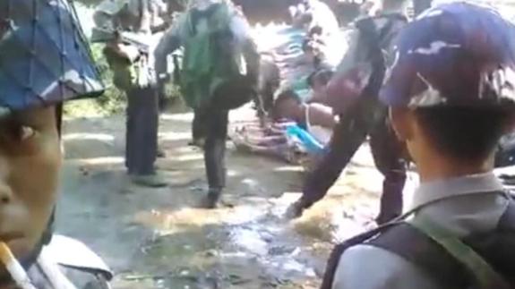 La brutal agresión de varios policías a un miembro de la minoría rohingya en Birmania