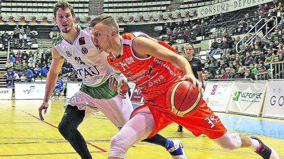Durchev penetra a canasta con decisión en el partido de anoche en Castellón. 