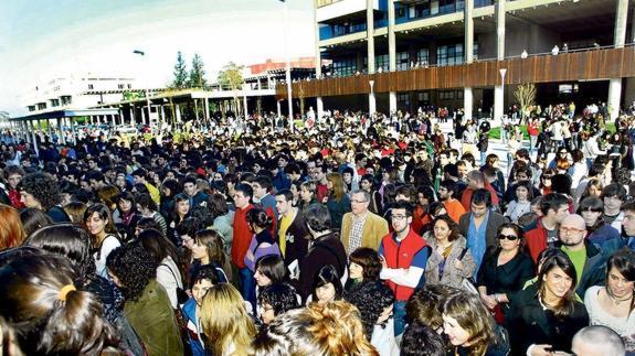Miles de personas, antes del examen.