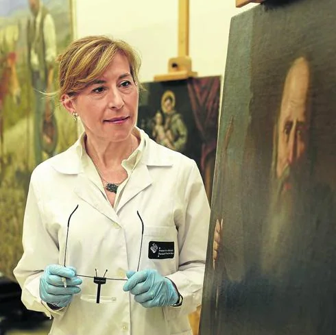 Cristina Aransay observa un ‘San Antonio Abad’, atribuido al entorno de Ribera. 