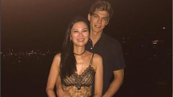Wendi Deng y su novio.