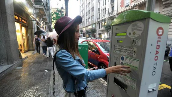 Una joven utiliza una máquina OTA en Bilbao.