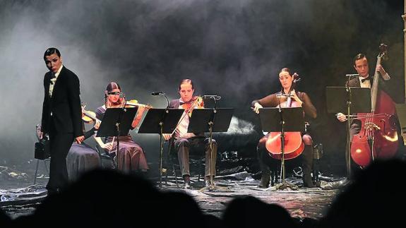 Escena del concierto-instalación ‘Y entonces viniste a robarme el alma’, que se ofreció el marte en el Arriaga. 