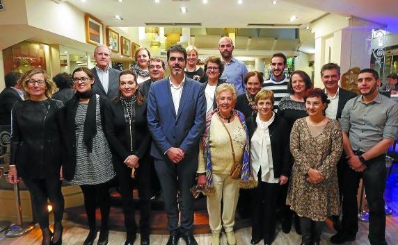 La corporación municipal en la cena oficial con la Tambor de Oro del año pasado, Cristina Iglesias, y las medallas al mérito.