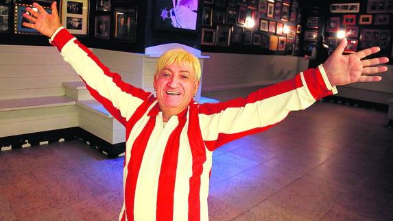 José Antonio Nielfa posa en el pub con la camiseta del Athletic de sus amores. 