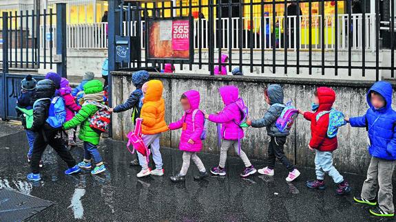 Los escolares de Errekabarri se trasladan en autobús cada día del barrio de Salburua al colegio Cándido Ruiz de Garibay, en Zaragama. 