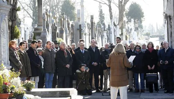 Familiares y amigos de Gregorio Ordoñez en el homenaje de hoy en el cementerio de Polloe.