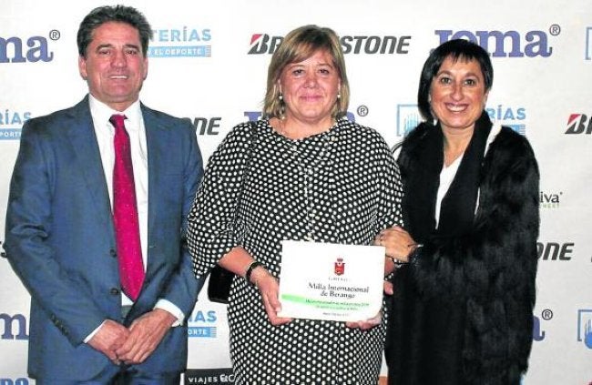 Hernández, la alcaldesa, Anabel Landa, y la concejala de Deportes, Izaskun Zubiaur. 