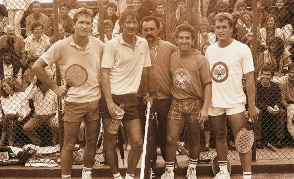 Julio Alegría con Ian Macdogall y Marcus Ludlow y los hermanos Sartorius en la primera pista que estaba en el golf de La Galea. 