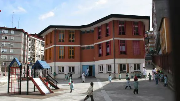 El colegio Emilia Zuza se encuentra en el barrio de Kueto. 