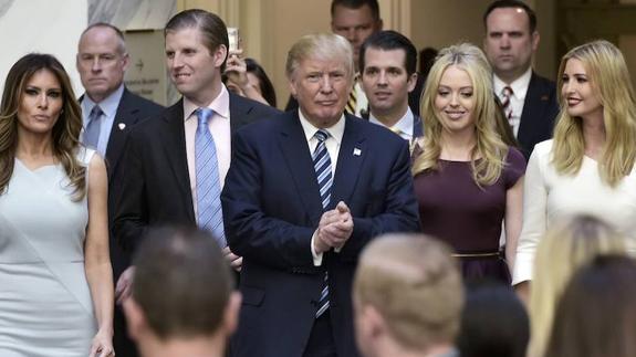 Donald Trump, rodeado de su familia.