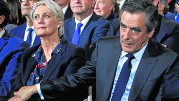 François Fillon junto a su mujer, Penélope, en un mítin en París el pasado domingo.