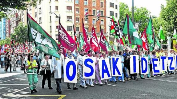 Protesta de trabajadores de Osakidetza en Bilbao contra los recortes en la sanidad pública.