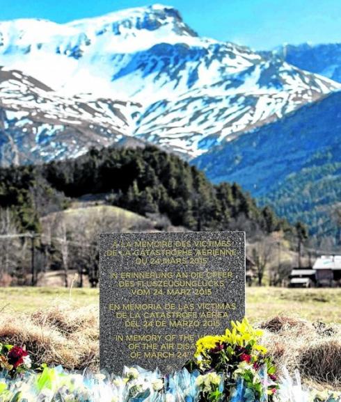 Monolito en memoria de los fallecidos en los Alpes.