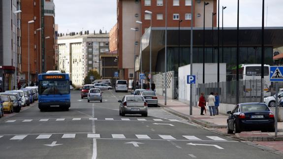 El acceso a la estación de autobuses dispondrá de áreas separadas para la entrada y la salida de los vehículos y convoyes. 