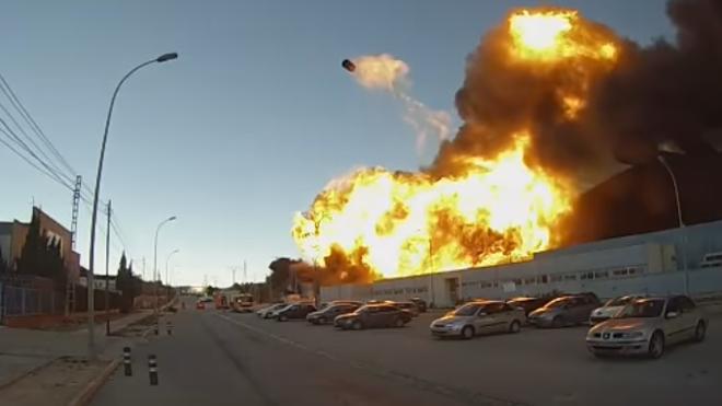 El momento más peligroso del incendio de Paterna: la explosión de un bidón gigante
