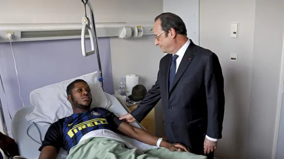 El presidente Hollande ha visitado a Théo en el hospital