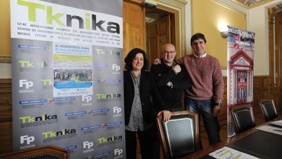 Presentación. Pilar Díez e Iñaki Mujika, de Tknika, con el edil Alberto Albístegui.
