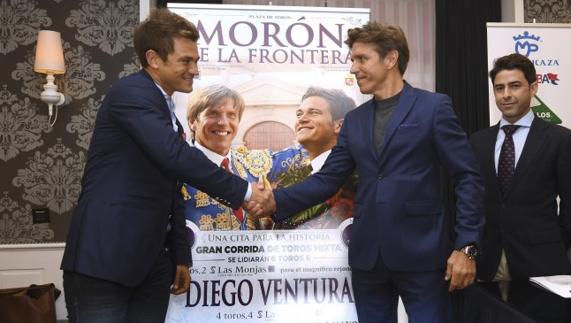 Julio Benítez (i) y Manuel Díaz (d), ayer en la presentación de la corrida que compartirán el 11 de marzo en la plaza de Morón.