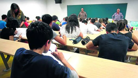 Alumnos realizan una prueba de Selectividad en la Universidad del País Vasco.