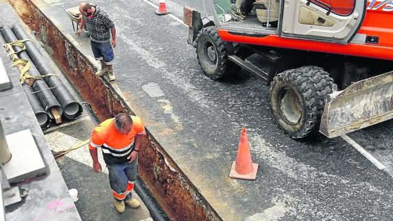 Trabajos de renovación de las tuberías que se ejecutaron previamente en la cuesta de Ongarai.