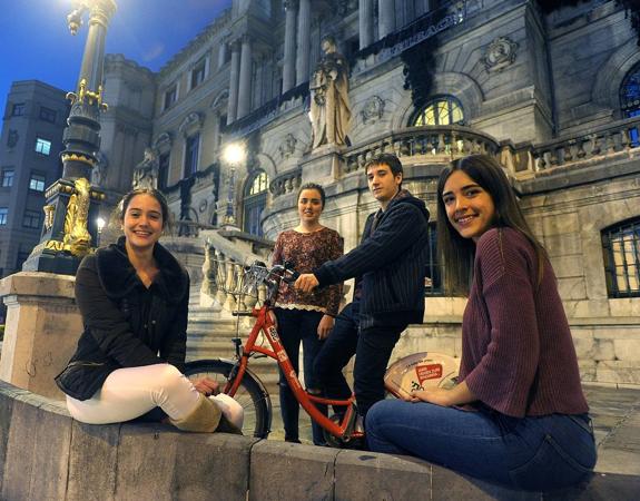Isabel, Patricia, Jon y Ane posan en las escalinatas del Ayuntamiento de Bilbao.