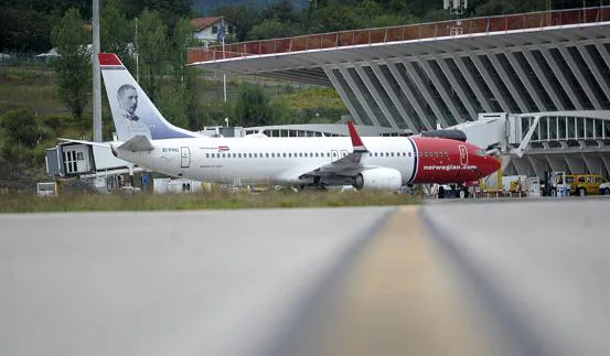 Avión de Norwegian en el aeropuerto de Loiu.