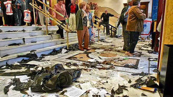 La huelga de limpiadoras de 2006 dejó el vestíbulo del Principal lleno de basura. 