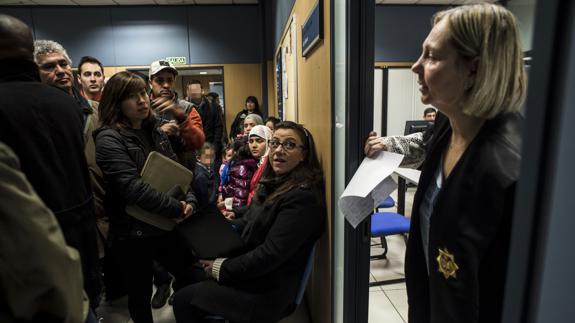 Una jueza da los turnos para realizar el acto de jura de la Constitución para obtener la nacionalidad española, en el registro civil de Bilbao.