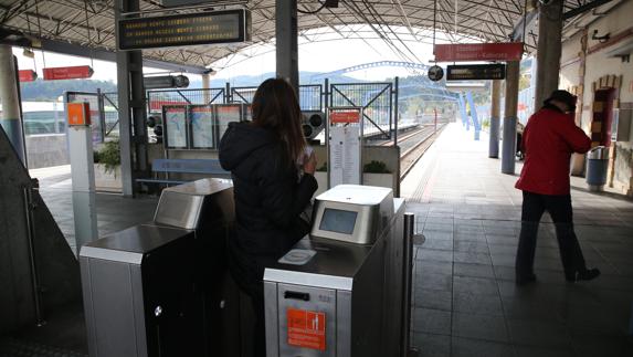Pasajeros en la estación de metro de Plentzia.