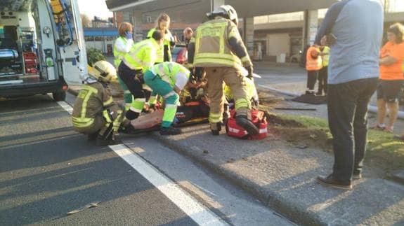 Sanitarios atienden al ciclista atropellado. 