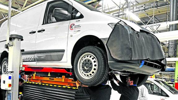 Operarios de Mercedes, en el montaje de una batería de la Vito E-Cell entregada a Eroski en 2011. 