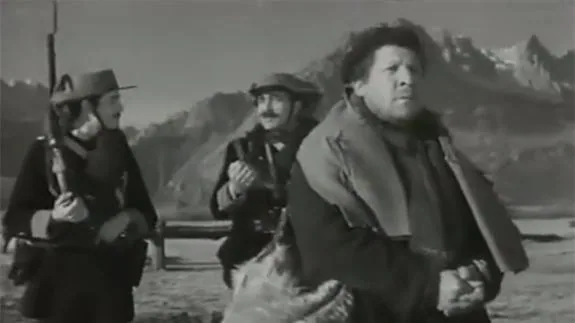 Fotograma de la película en la que aparece Juan Díaz de Garayo conducido por dos Guardias Civiles. 