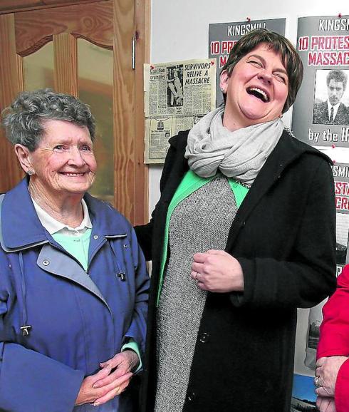 Arlene Foster (derecha), líder del Partido Democrático Unionista.