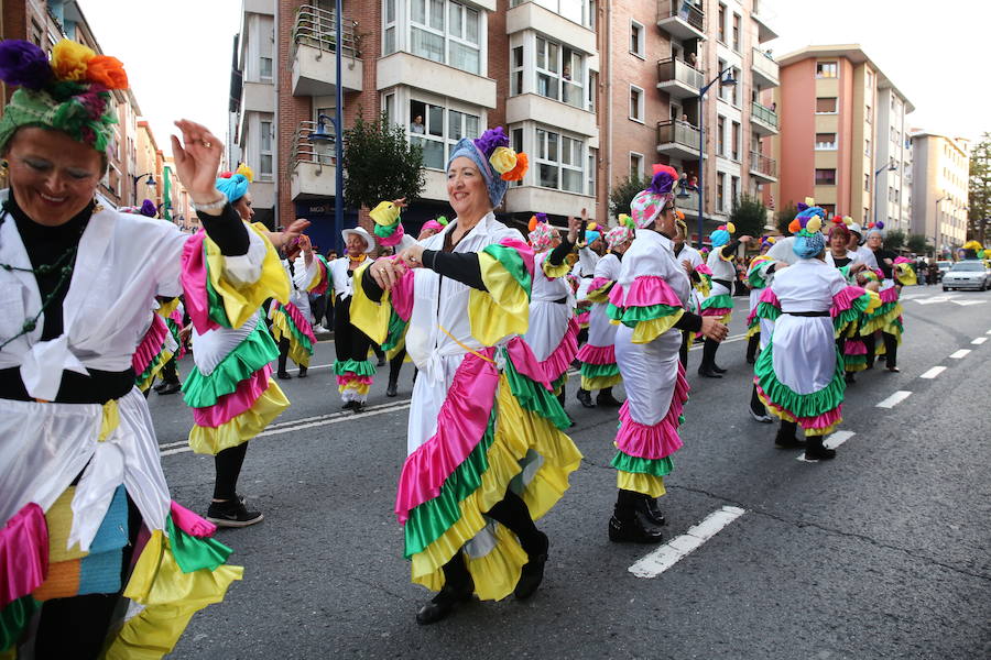 Más de 1.300 personas participaron en el desfile de Carnaval de