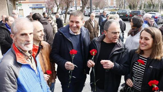 Arnaldo Otegi ha participado en la ofrenda floral realizada por EH Bildu en Zaramaga.