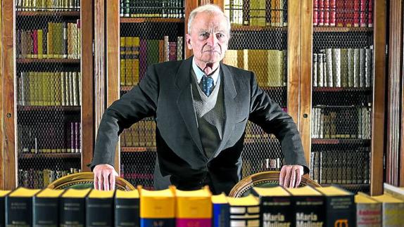 Luis Goytisolo, en la biblioteca Dámaso Alonso, de la Real Academia Española, de la que es miembro.